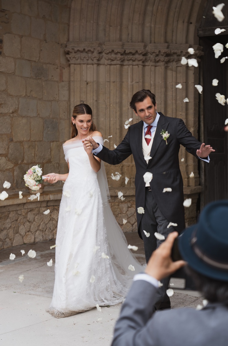 Photographie de mariage reportage, les mariés sortent de l'église