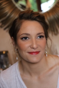 maquillage mariée avec rouge à lèvre coloré