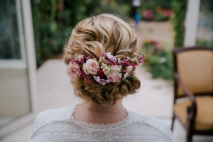 chignon flou avec volume et fleurs
